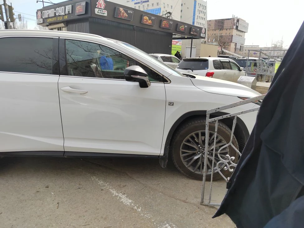 Фотофакт: Lexus перегородил выход из поликлиники