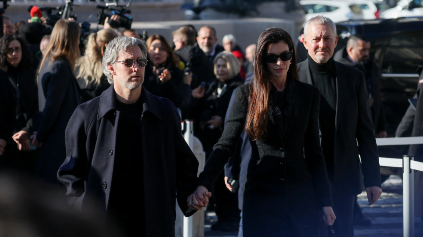 Кто из звезд пришел на прощание с Валентино