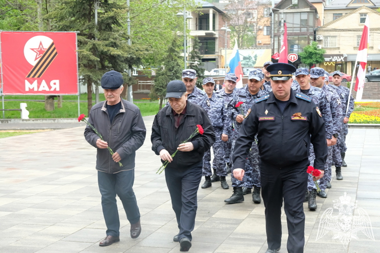 В Дагестане росгвардейцы провели автопробег ко Дню Победы и юбилею ведомства