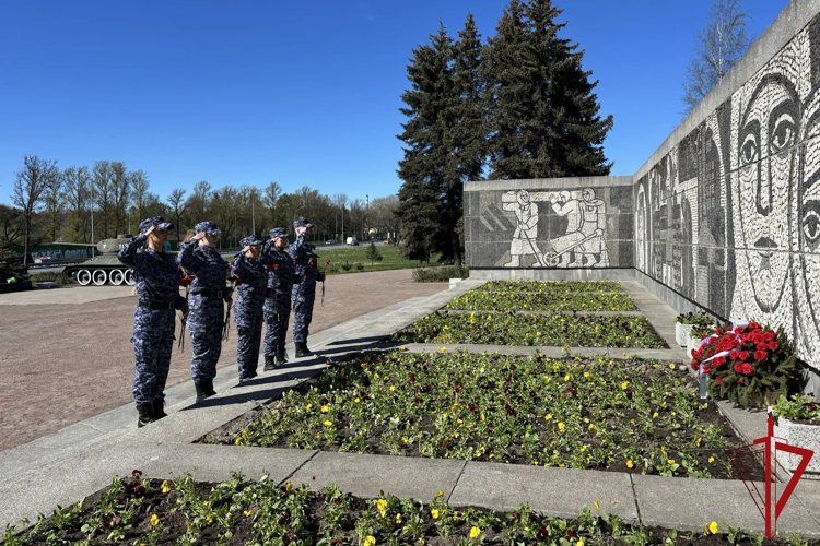 В Санкт-Петербурге росгвардейцы почтили память защитников города на «Пулковском рубеже» в преддверии 81-й годовщины Победы в Великой Отечественной войне