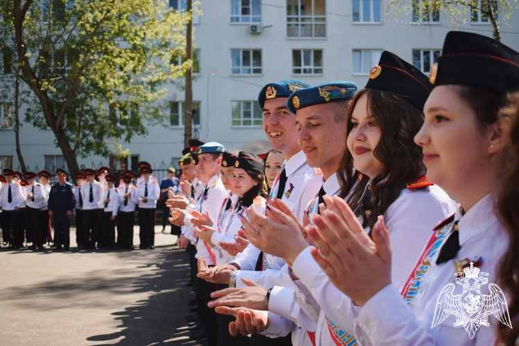 В Нижнем Новгороде офицеры Росгвардии поздравили выпускников подшефной кадетской школы с окончанием учебного года (фото)