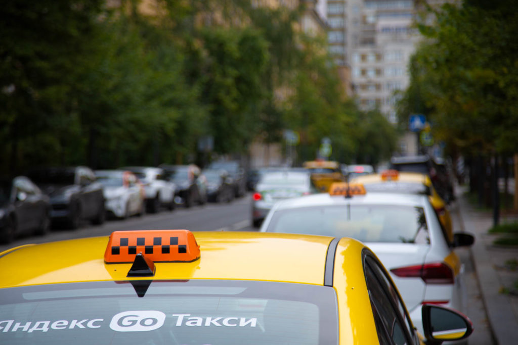 Запрет работы мигрантов в такси вызвал волну нелегальных перевозок