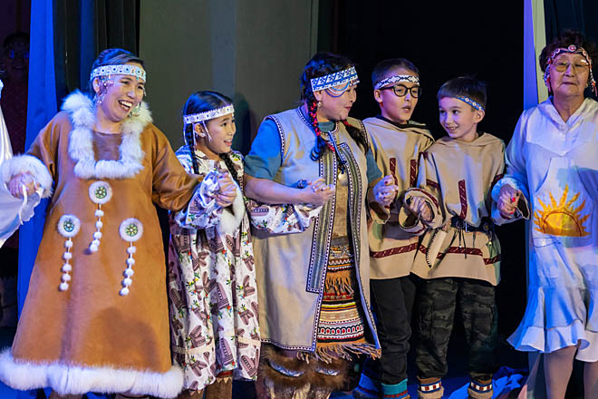 Завершилась концертная программа фестиваля исполнением общего для всех юкагиров обрядового хоровода. ФОТО: ЗЕМФИРА АЗАМАТОВА