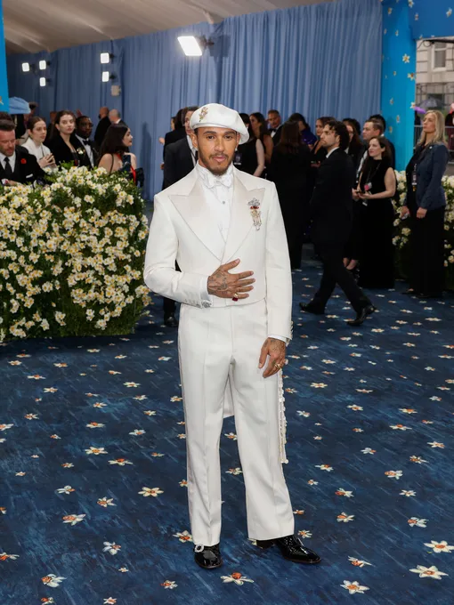 Льюис Хэмилтон в Wales Bonner на Met Gala 2025