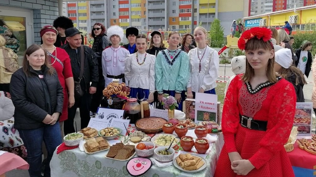 Стол с блюдами казачьей кухни