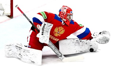 Голкипер сборной России по хоккею Андрей Мишуров