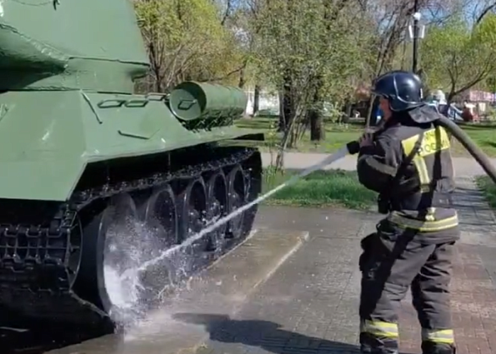 Пожарные помогли отмыть танки в Саду Победы к 9 Мая в Челябинске