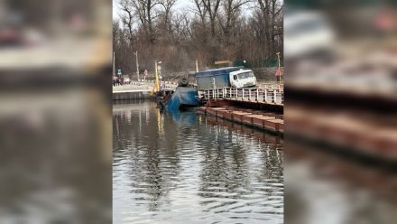 Попавший в ДТП КамАЗ перекрыл движение на понтонном мосту в Воронежской области