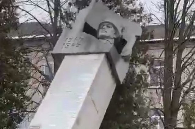 Памятник Советскому солдату снесли во Львовской области | Культура ...