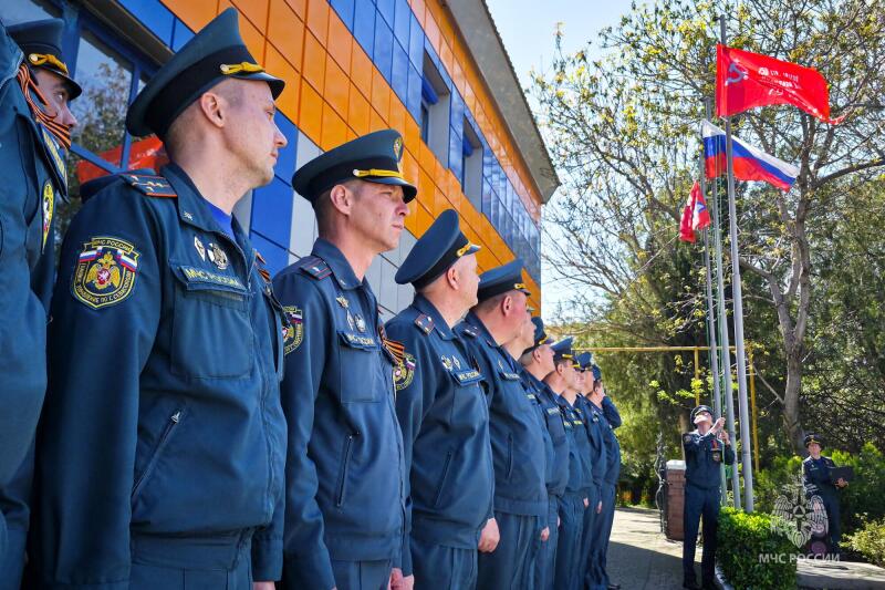 Знамя Победы подняли в МЧС России по Севастополю