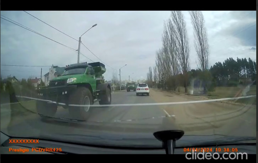 Гигантские монстр-траки впечатлили водителей на дороге Воронежа