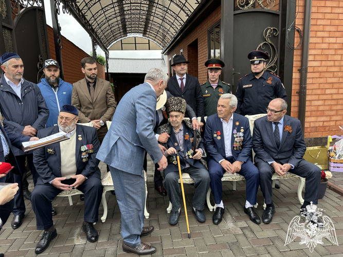 Росгвардейцы Ингушетии присоединились к персональному параду у дома ветерана Великой Отечественной войны