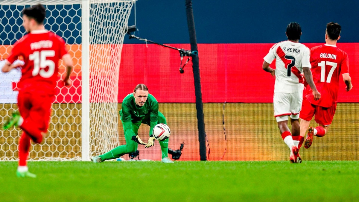 Сафонов признался, что расстроен из-за пропущенного гола в матче Россия — Перу