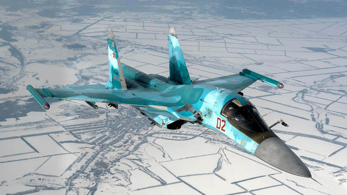 Дозаправка в воздухе Су-34 47-го смешанного авиационного полка во время лётно-тактических учений в Бутурлиновке