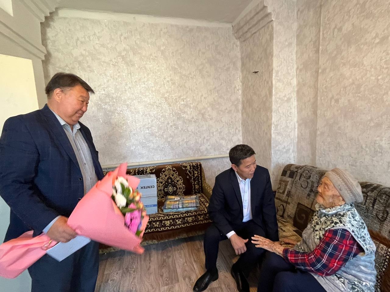 Сегодня свой почтенный 95-летний юбилей отмечает ветеран труда Мацак Егорова.