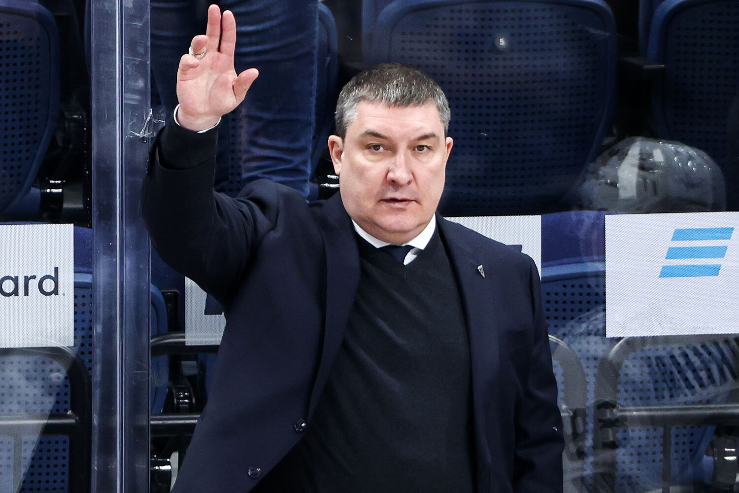 Отставка тренера кхл. Тренер амура хабаровск. Отставка тренера кхл. Отставка тренера кхл. Дэвид немировски тренер фото.