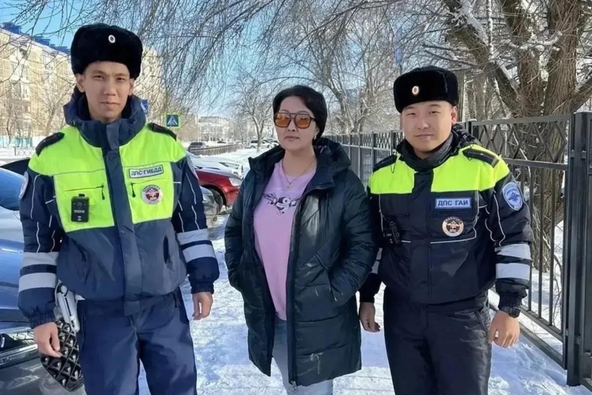 Инспекторы ДПС вызволили школьницу из окружения агрессивных животных