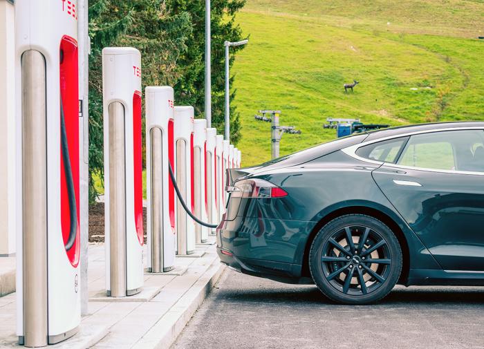 Tesla замедлит расширение сети Supercharger, несмотря на увольнение команды
