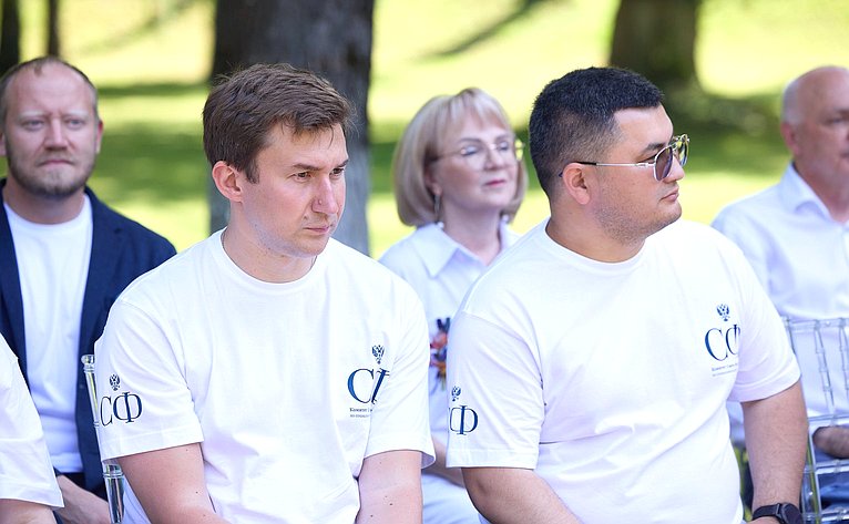 В День семьи, любви и верности во Владимирской области состоялось Всероссийская акция «День рождения семьи», в ходе которой сенаторы поздравили молодожёнов