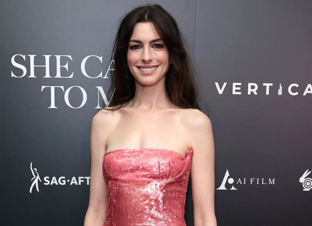 Энн Хэтэуэй в розовом платье появилась на премьере нового фильма в Нью-Йорке | Lifestyle | Селдон Новости