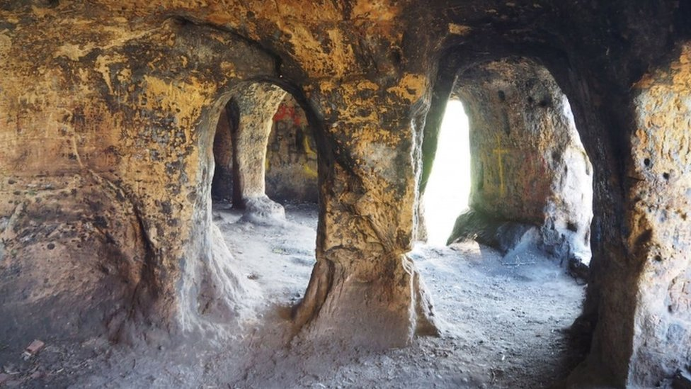 Почему в пещерах холодно. Пещерный дом под якорной Церковью в графстве Дербишир. Рукотворные пещеры. Пещера тайн. Пещерный дом.