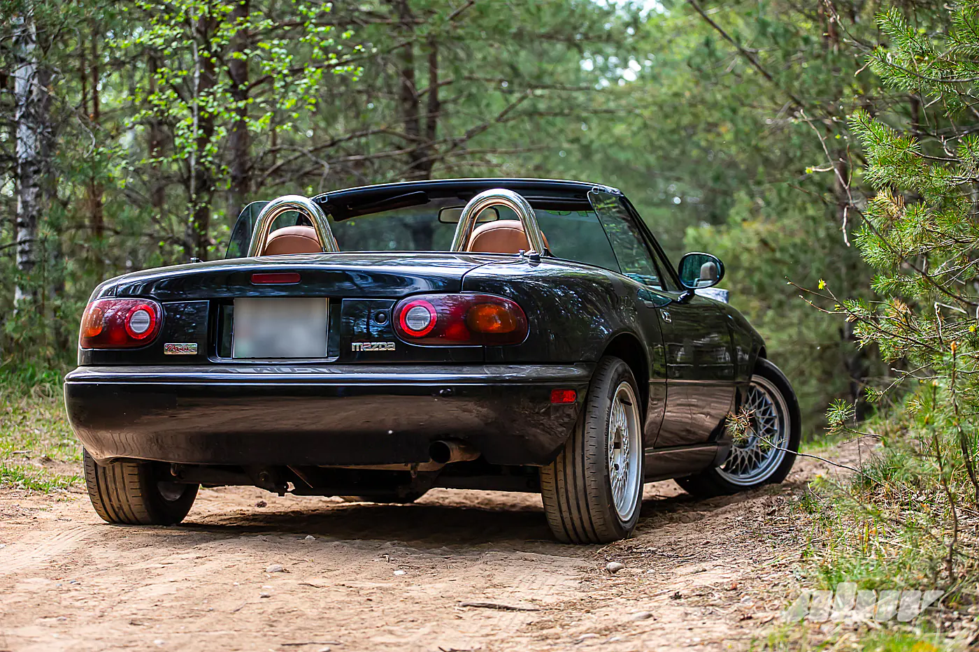 Была бита, дважды горела, но побеждает в гонках: история редкой Mazda Miata из США