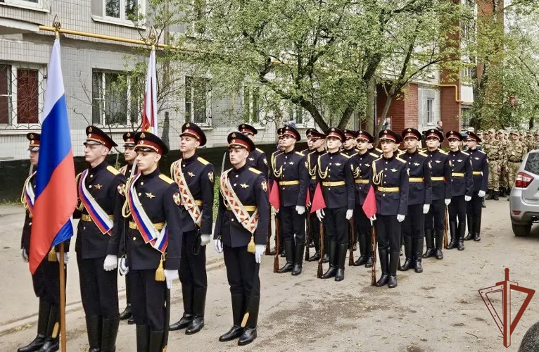 Росгвардейцы поздравили ветерана Великой Отечественной войны с Днем Победы парадом у его дома в Москве (видео)
