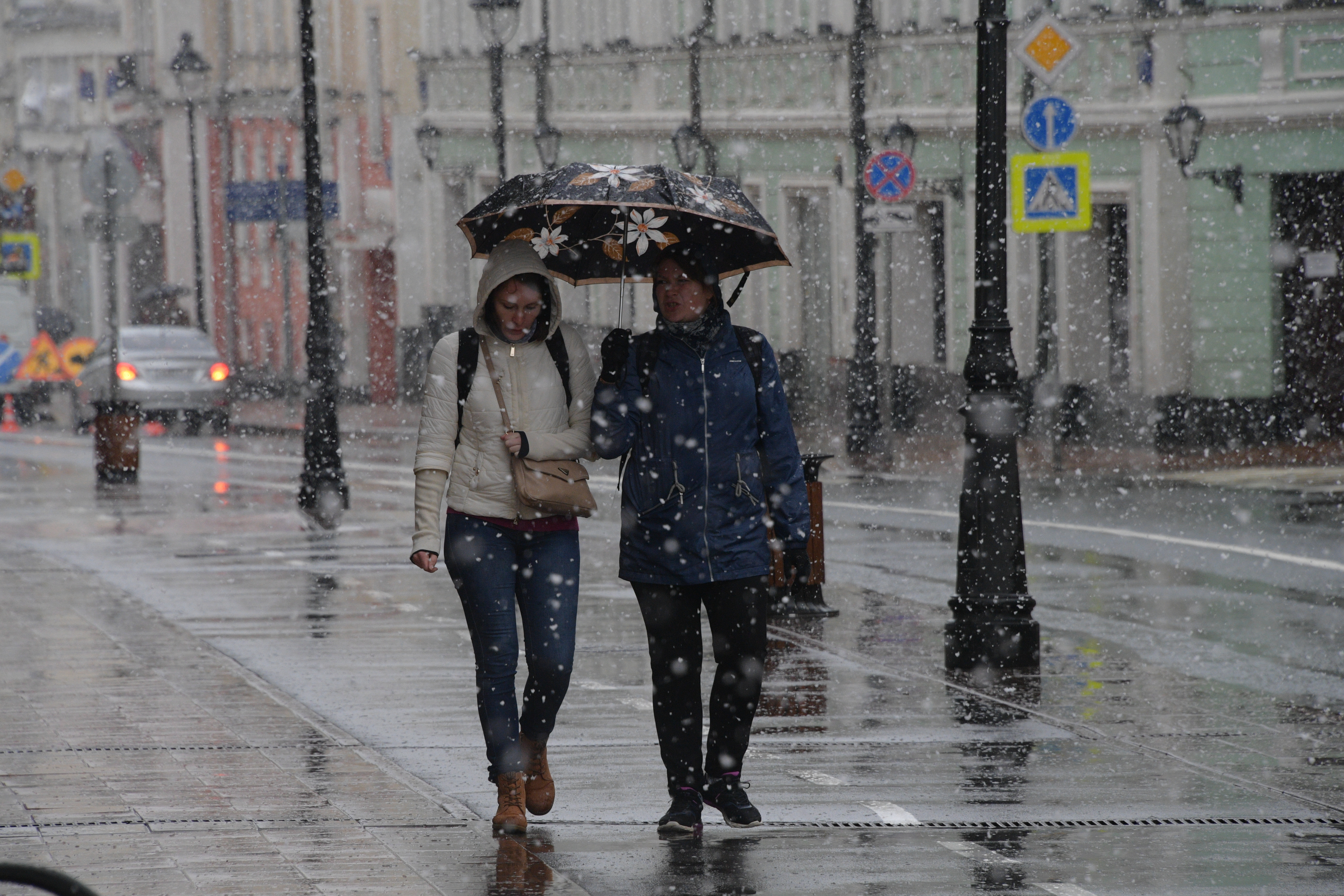 Воронежские осадки. Весна Москва мокрый снег. Дождь в Москве. Снег и дождь и женщина под зонтом. Погода предновогодняя плюсовая погода фото.