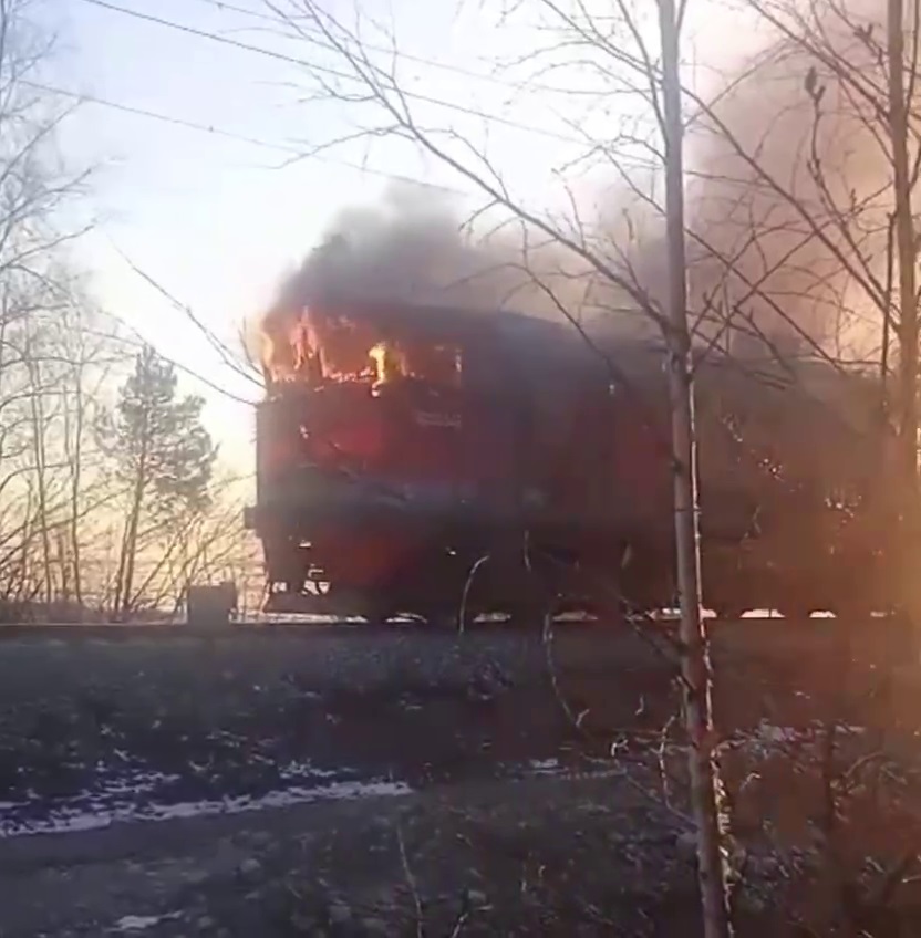 Пожар электровоз. Пожар на Локомотиве. Горит тепловоз в Оренбурге. РЖД пожар. Пожар на тепловозе.