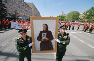 По главной улице Челябинска прошел «Бессмертный полк» 