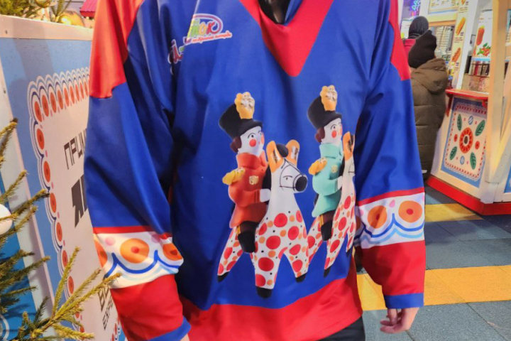 Дымковские мотивы на катке у ГУМа в Москве.