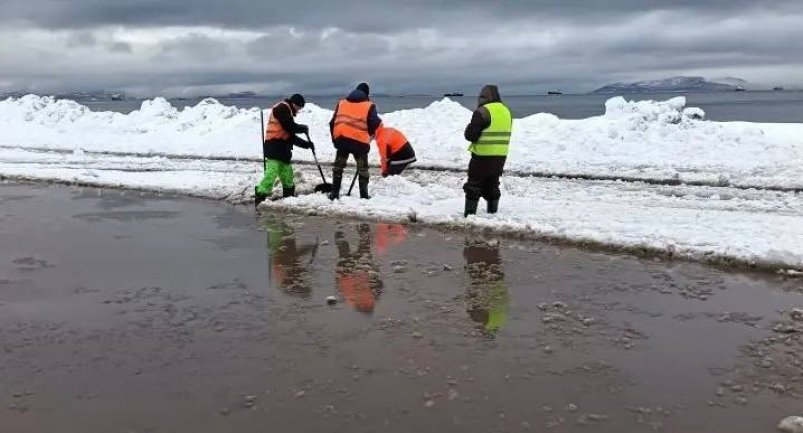 Бригада ручного труда раскапывает ливнёвку Пресс-служба ПКГО
