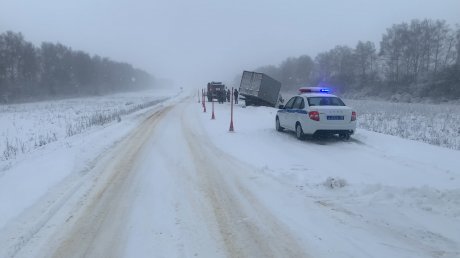 В Камешкирском районе столкнулись 2 машины, погибла женщина