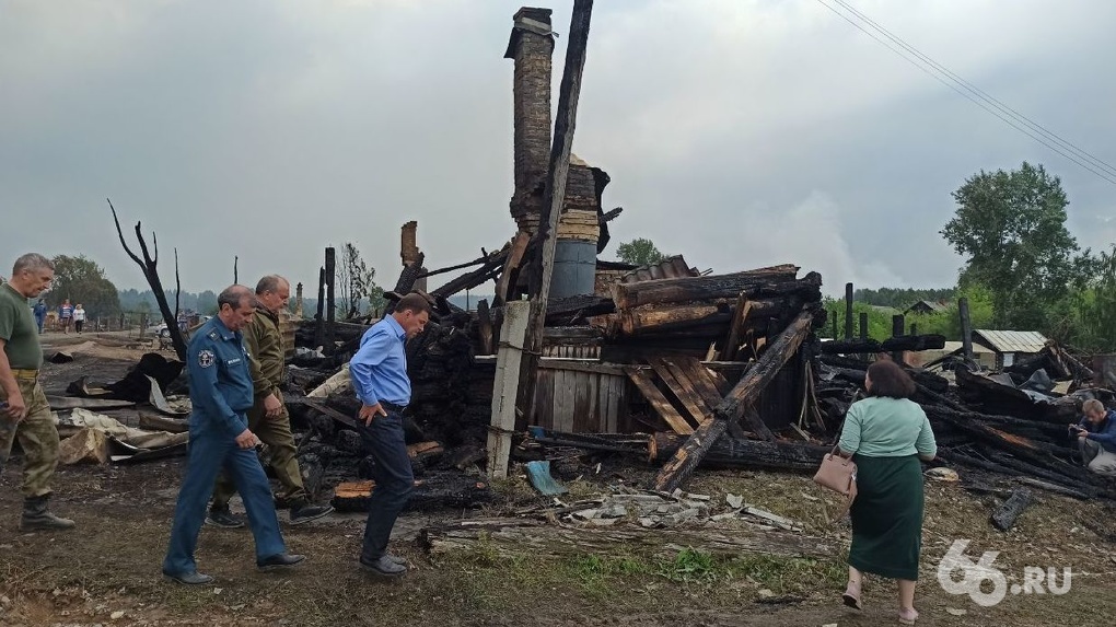 Евгений Куйвашев встретился с погорельцами в селе Шайдуриха, где пожар уничтожил 39 домов и дач