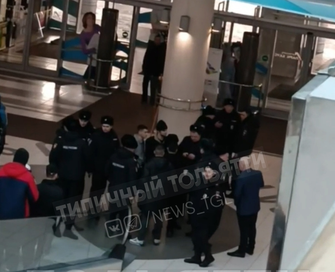 Пожар в меге белая дача. Тц м5 молл рязань. Потасовка в москве авиапарк. Драка в авиапарке 22 февраля. Шутинг в торговом центре.