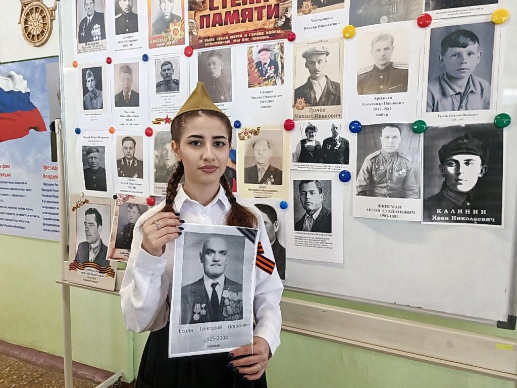 Стена памяти: студенты автодорожного колледжа Бронниц продолжают размещать портреты своих героических предков