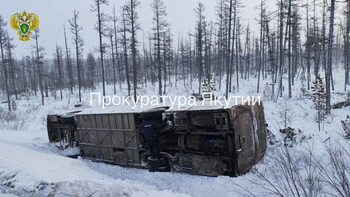 В Якутии перевернулся пассажирский автобус с 40 работниками ГОК