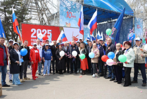 Более 3 тысяч человек встретили Первомай на набережной Амура в Хабаровске