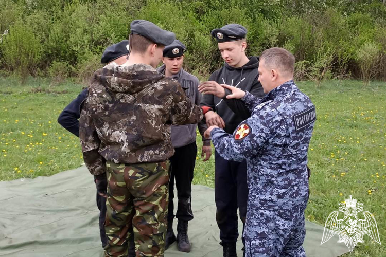 В Каратузском районе сотрудники Росгвардии провели военно-полевые сборы со школьниками