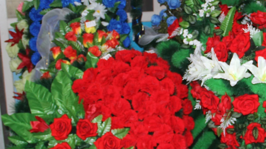 Погребальные венки на предприятии, где работал герой.