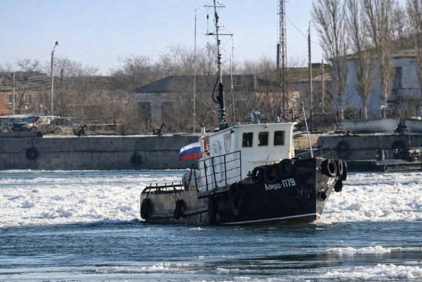 Под Астраханью встали шесть паромных переправ: лед пришел в движение