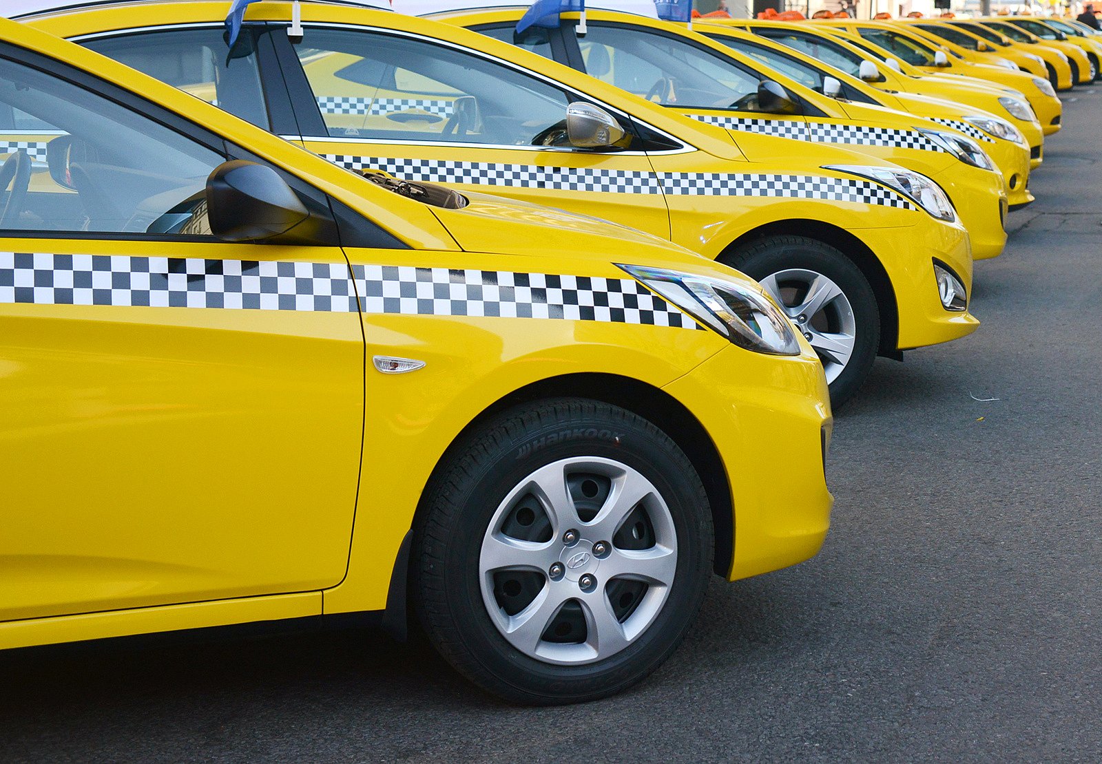 Желтое такси. Такси выходным. Такси такси красноярск. Такси выходным. Машина "такси".