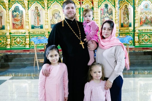 Отец Николай и его семья.