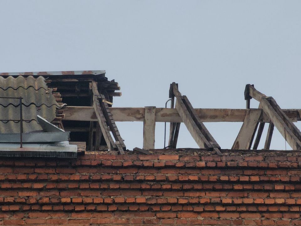 В Красногорске на улице Вокзальной устраняют последствия схода строительных конструкций