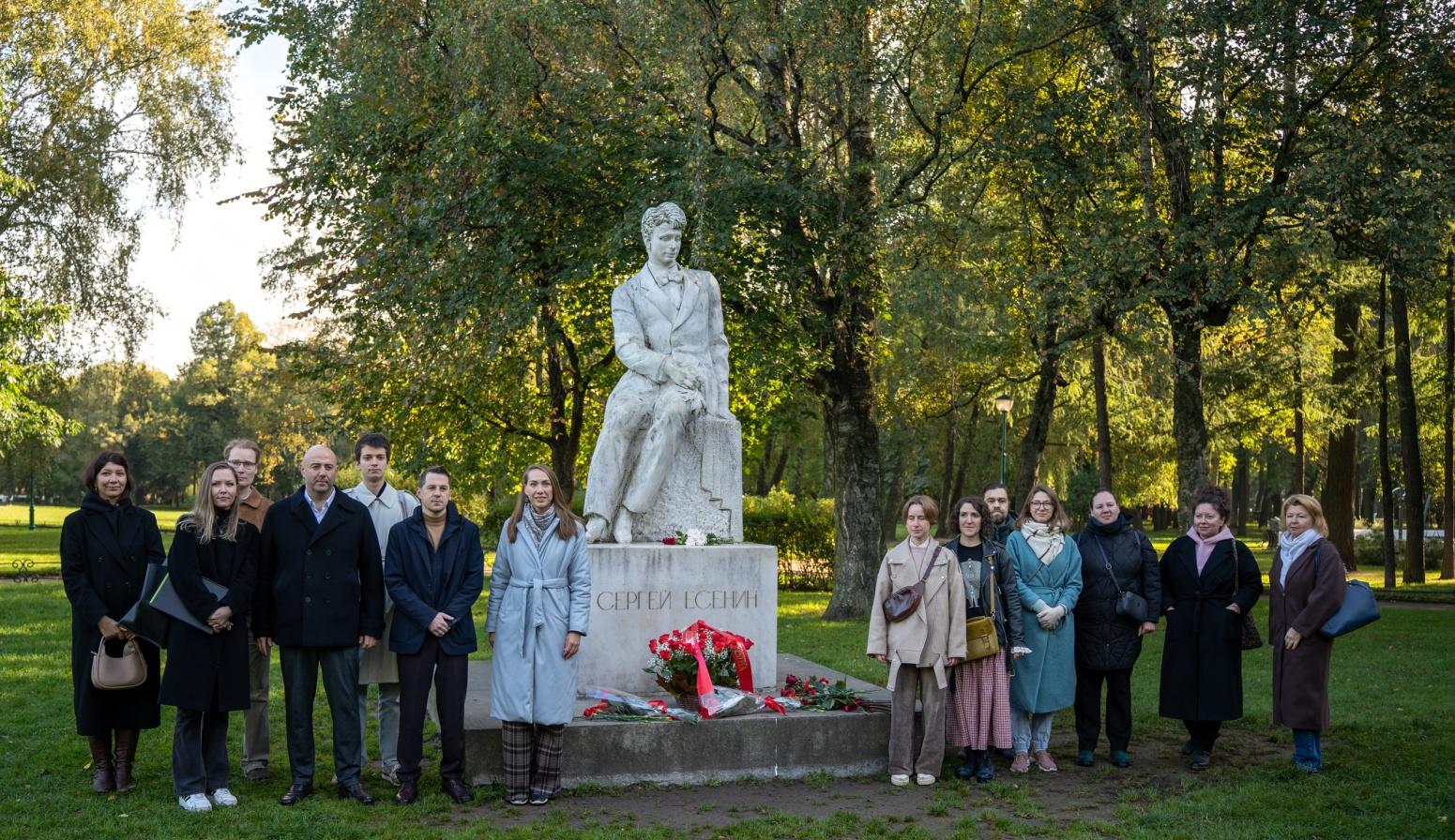 Петербург почтил память Сергея Есенина