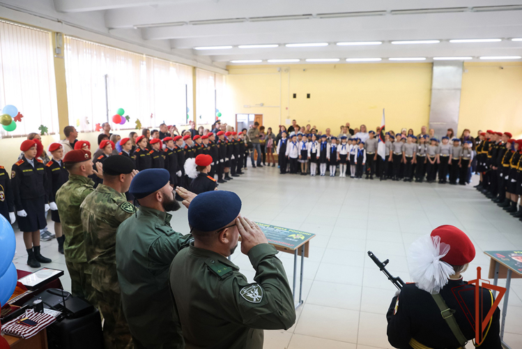 Росгвардейцы наградили юных воспитанников войск правопорядка за успехи в военно-патриотической деятельности 