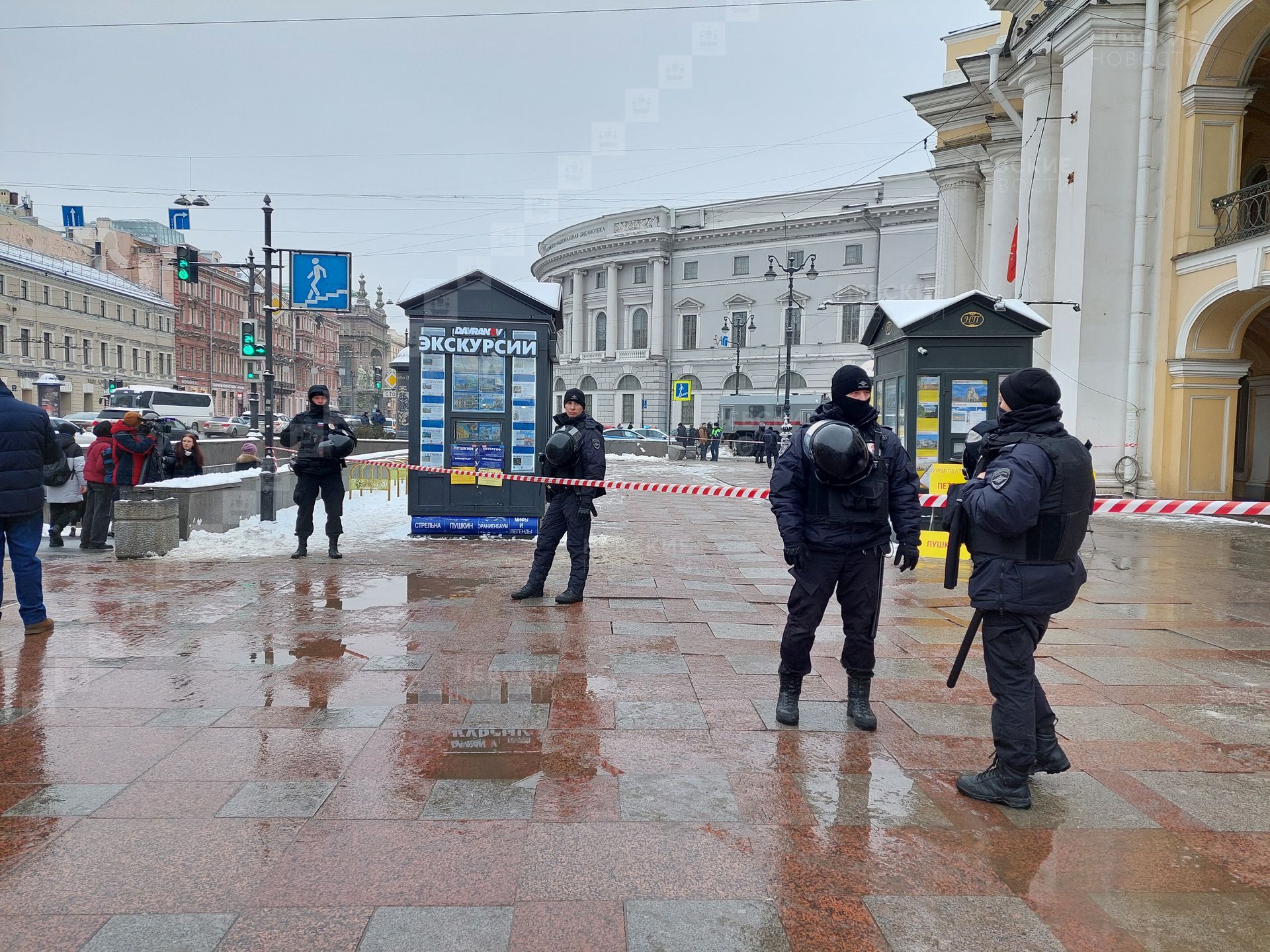 Стрельба в санкт петербурге 2024. ОМОН Санкт-Петербург. ОМОН на Невском. Гостиный двор Санкт-Петербург.