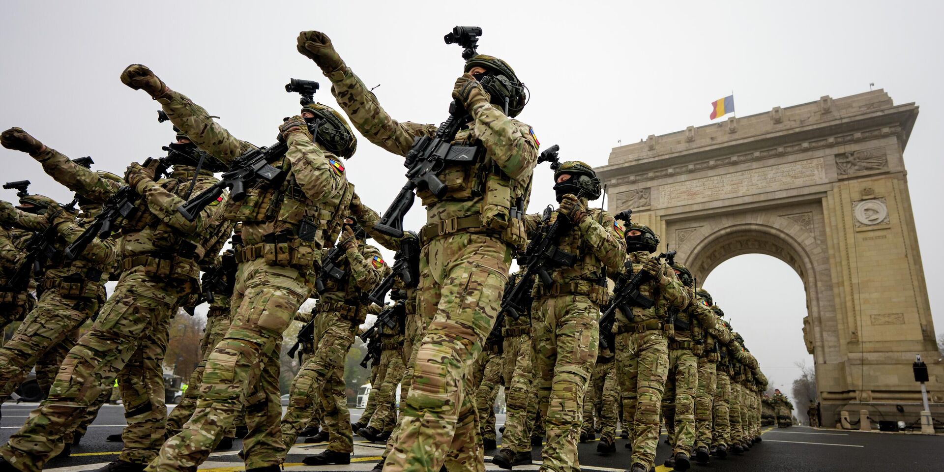 Военнослужащие вооруженных сил Румынии на генеральной репетиции военного парада по случаю Дня национального единения, который состоится 1 декабря в Бухаресте, Румыния. 29 ноября 2025 года. - ИноСМИ, 1920, 01.12.2025