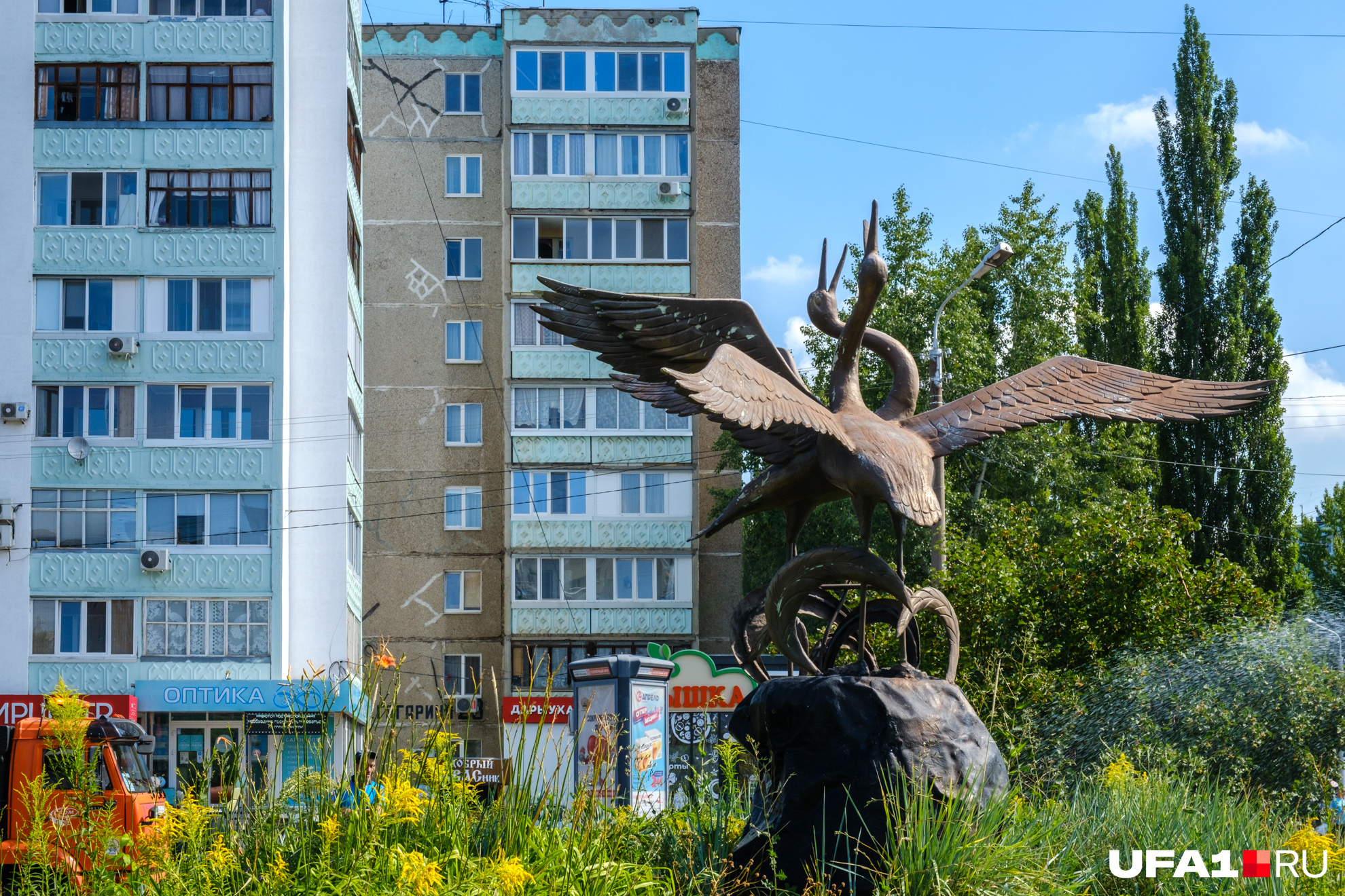 Неподалеку от дома — скульптура с журавлями и церковь. Здесь Булатов вырос