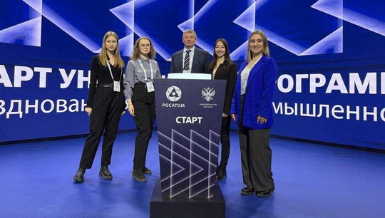 Ректор УрФУ Виктор Кокшаров со студентами и учеными физтеха в музее «АТОМ» на ВДНХ
